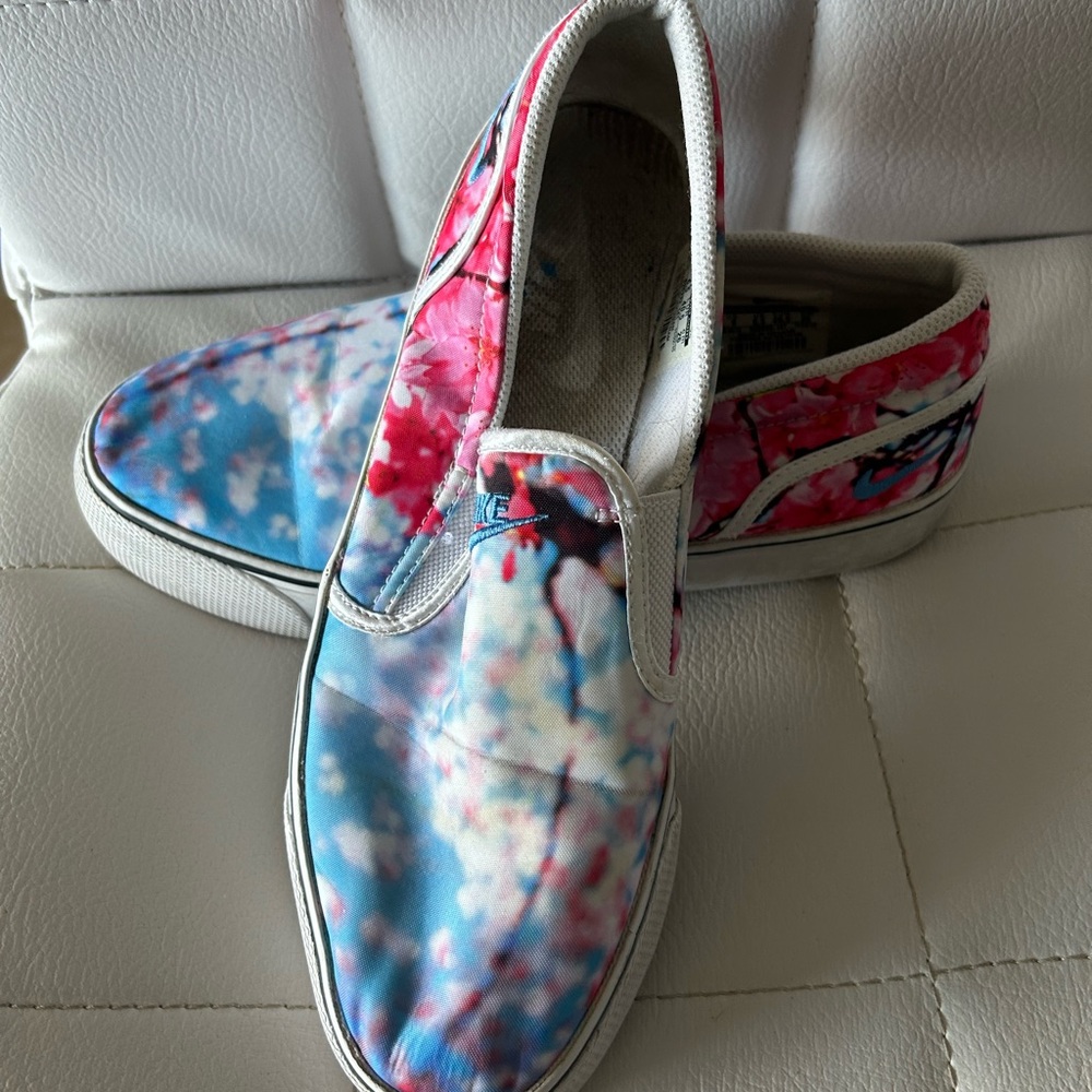 Nike Women's  Print Slip-On Flats Pink and Blue loafers size 9
